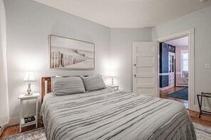 3 عدّة غرف نوم ومكواة/لوح كي وواي فاي مجانًا وملاءات أسرّة