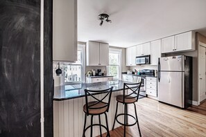 Fridge, microwave, oven, stovetop - Fall In Love With Portland! (Portland)