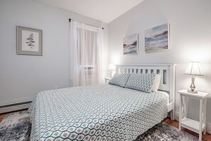 3 bedrooms, iron/ironing board, free WiFi, bed sheets - Fall In Love With Portland! (Portland)