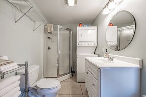 وحدات دش مع أحواض استحمام، مجففات شعر، مناشف، صابون