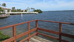 Un muelle de madera se adentra en aguas tranquilas bajo un cielo despejado.
