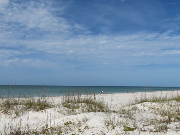 Sur la plage, chaise longue, serviettes de plage