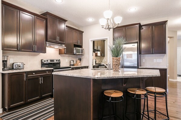 Fridge, microwave, oven, stovetop - LUXURY & COMFORTABLE HOUSE IN NW. 6BR & 4.5BA. close to AIRPORT.SLEEP UP TO 12. (Calgary)