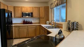 Frigorífico, microondas, horno y placa de cocina