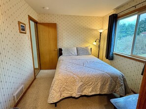 5 bedrooms, iron/ironing board, WiFi, bed sheets