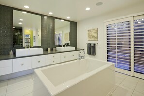 Ensemble douche/baignoire, baignoire à jets, sèche-cheveux