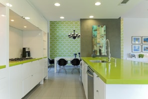 Fridge, microwave, oven, stovetop - Indian Wells, CA - Luxury 3 Bedroom Vacation Home (Indian Wells)