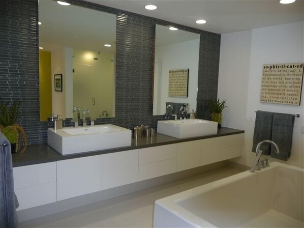 A modern bathroom with two sinks, a large mirror, and a bathtub. - Indian Wells, CA - Luxury 3 Bedroom Vacation Home (Indian Wells)
