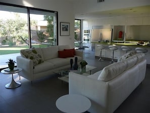TV, fireplace, DVD player, books - Indian Wells, CA - Luxury 3 Bedroom Vacation Home (Indian Wells)