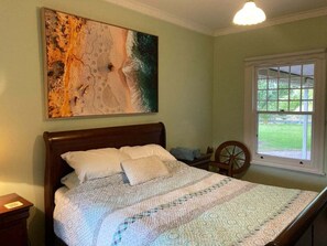 3 bedrooms, iron/ironing board, bed sheets