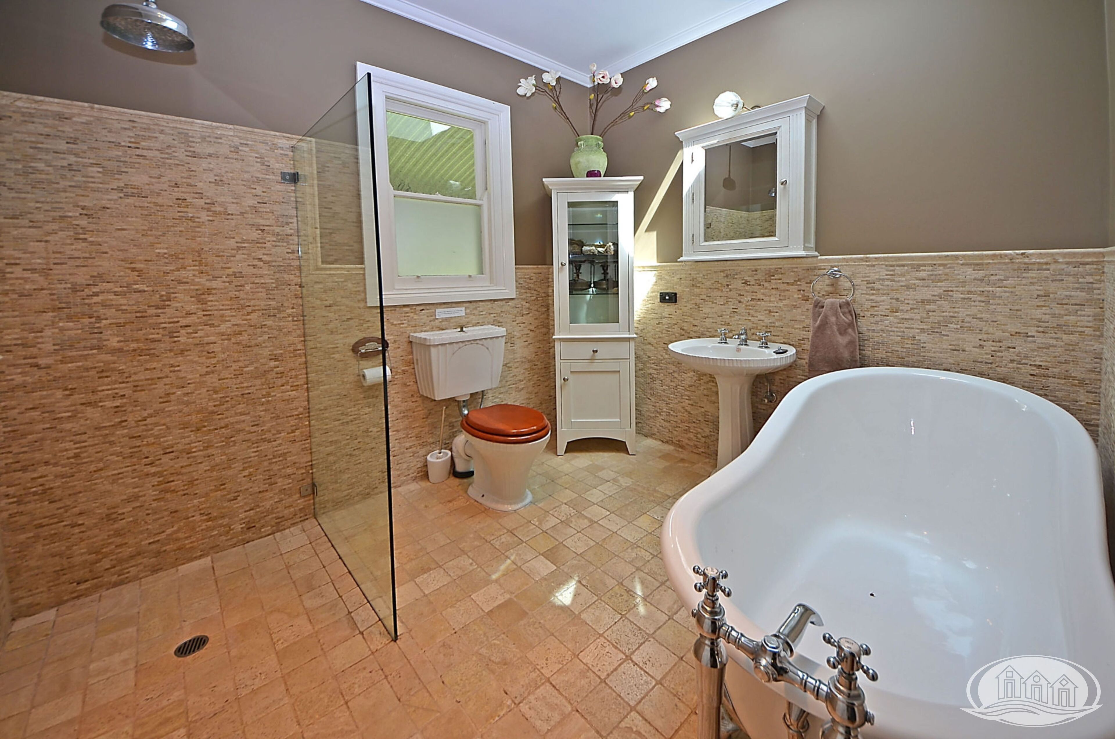 Bathtub, towels