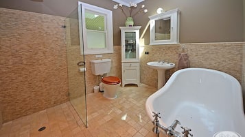 Bathtub, towels