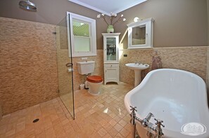 Bathtub, towels