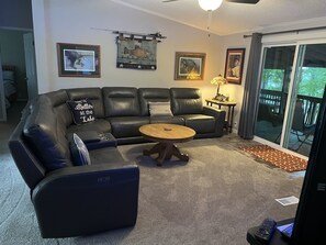 Smart TV, fireplace, video-game console, DVD player - 15 PRIVATE ACRES !! WATERFRONT, SWIMMING POOL !! HOT TUB !! PETS WELCOME TOO !! (RICHFIELD)