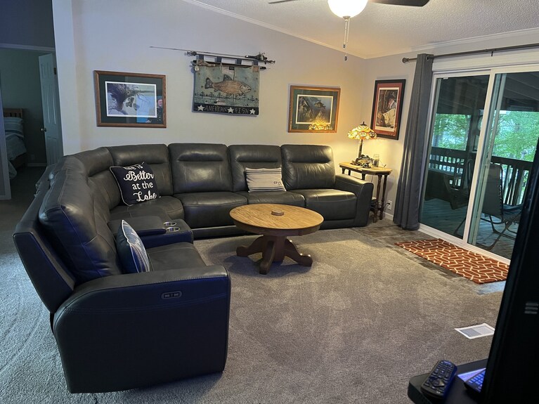 15 Private Acres !! Waterfront, Swimming Pool !! Hot Tub !! Pets Welcome Too !! - Tuckertown Reservoir, NC