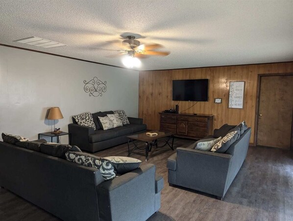 Una Smart TV, un reproductor de DVD