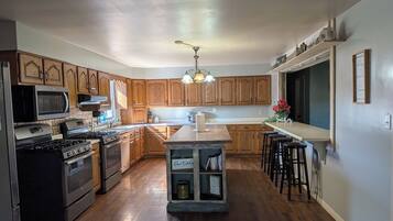 Frigorífico, microondas, horno y placa de cocina