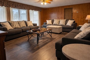 Smart TV, DVD player - Relax at a cozy countryside retreat with a private hot tub, pond views & fire pit — pure bliss. (Thompsonville)