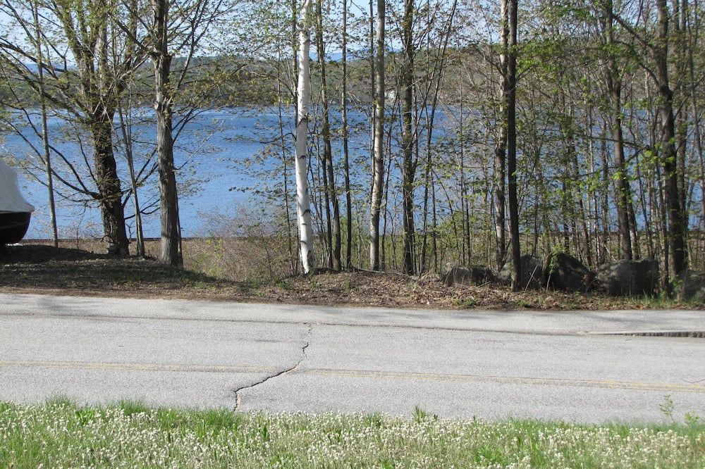 Meredith, New 3 Bedrooms, 2 1/2 Baths, 400Yds To Beach,1 Mile To Town Sleeps 9
