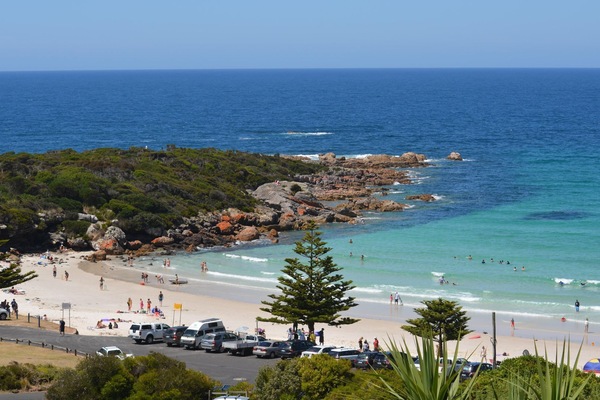 En la playa, sillas reclinables de playa, toallas de playa