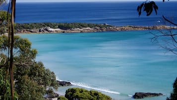 Plage, chaises longues, serviettes de plage