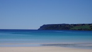 Plage, chaises longues, serviettes de plage