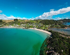 Plage, chaises longues, serviettes de plage