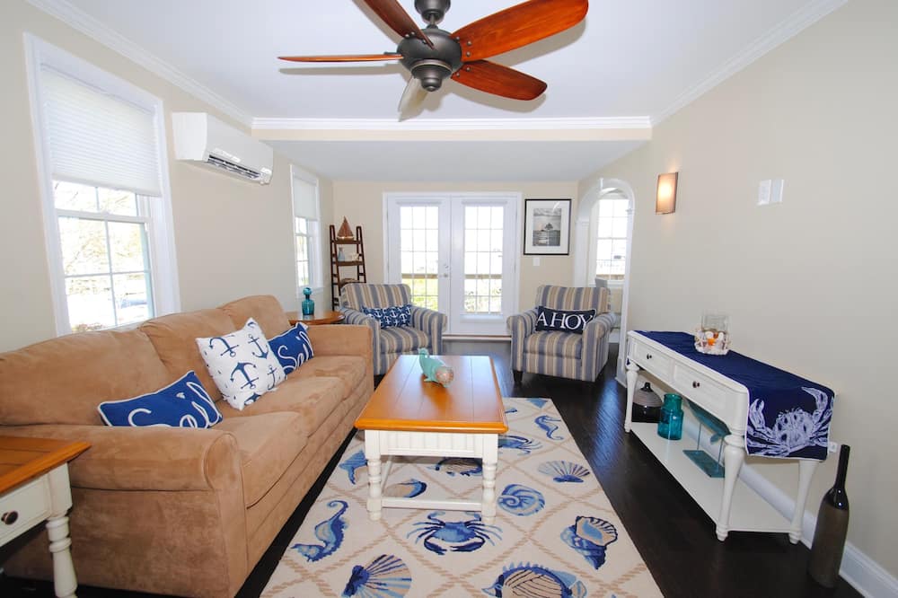 Stunning Waterfront Cottage in the Sailing Capital of the World!