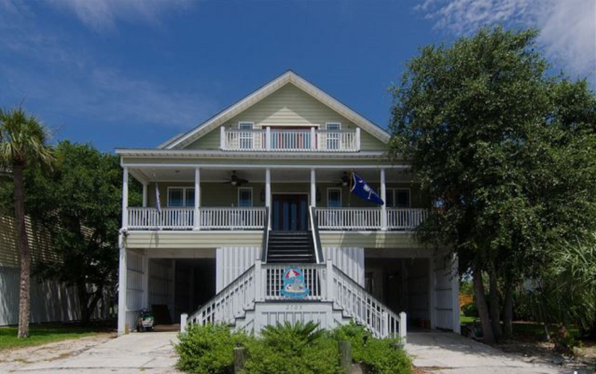 Beautiful Custom Built Spacious Vacation Home with PRIVATE POOL !!
