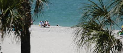 På stranden och solstolar