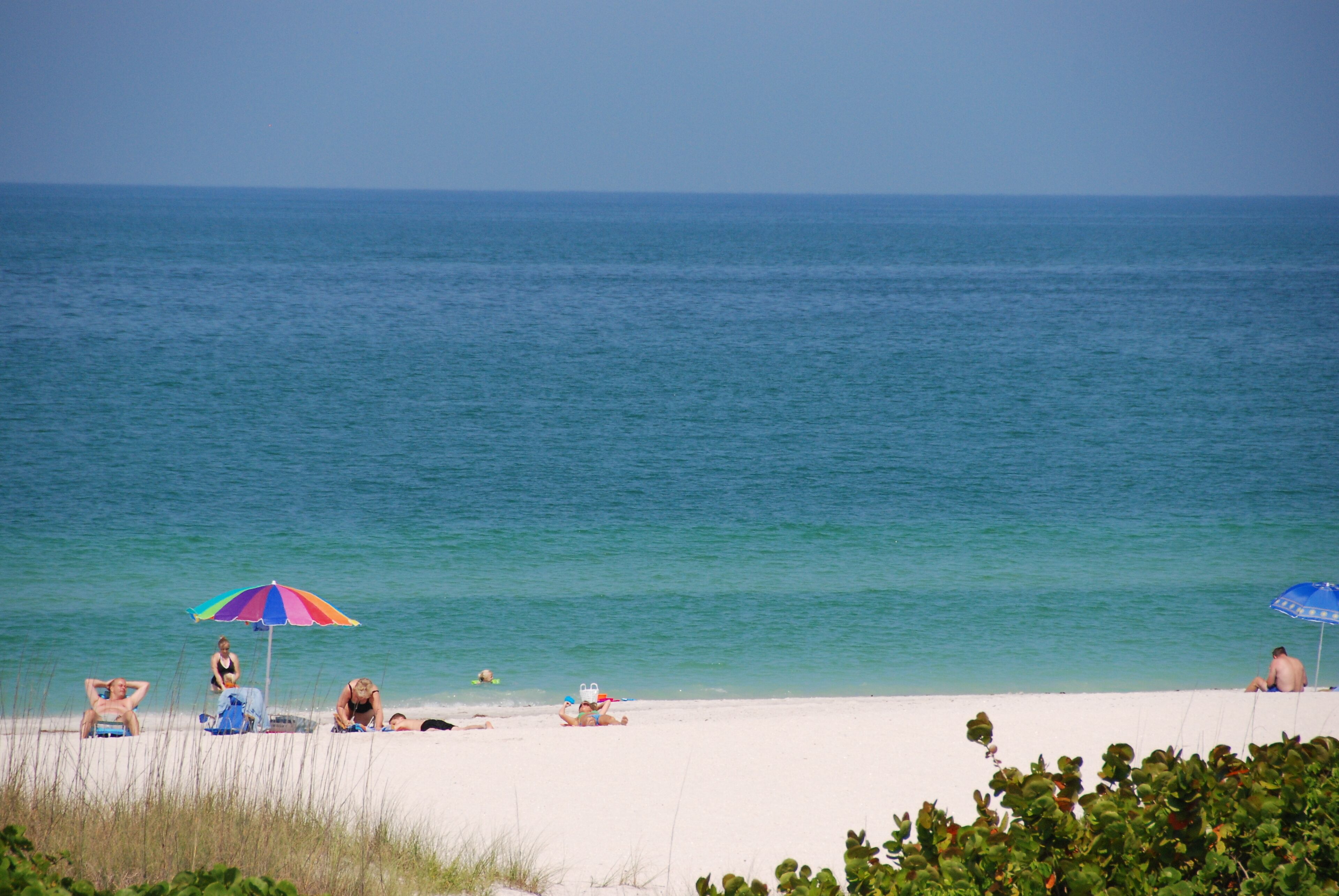 Plage, chaises longues, serviettes de plage