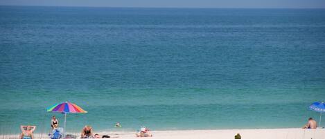 Plage, chaises longues, serviettes de plage
