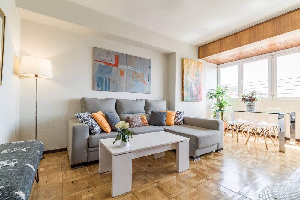Bright & Modern 2BR Apartment in Heart of Upscale Barrio Salamanca. Great Views