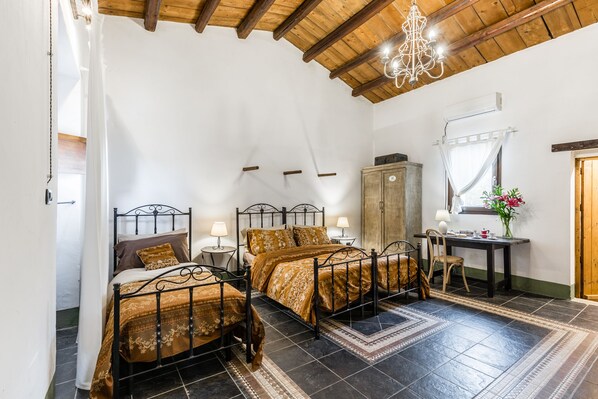 3 chambres, coffres-forts dans les chambres, bureau