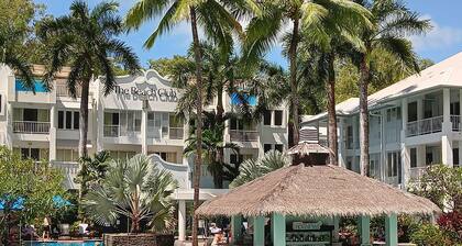 Am Strand: Beach Club mit kostenlosem Auto