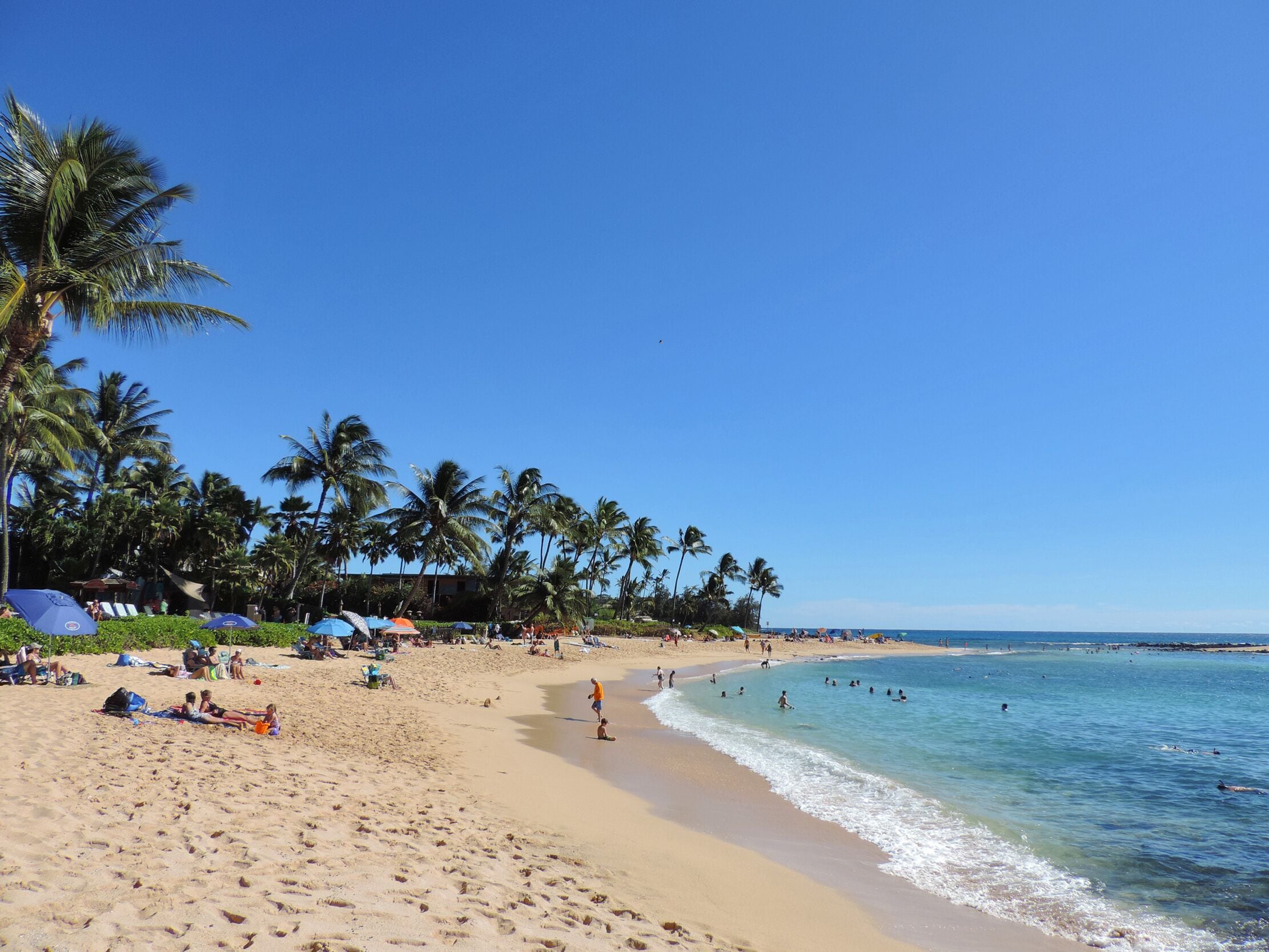 Beach nearby, sun-loungers, beach towels