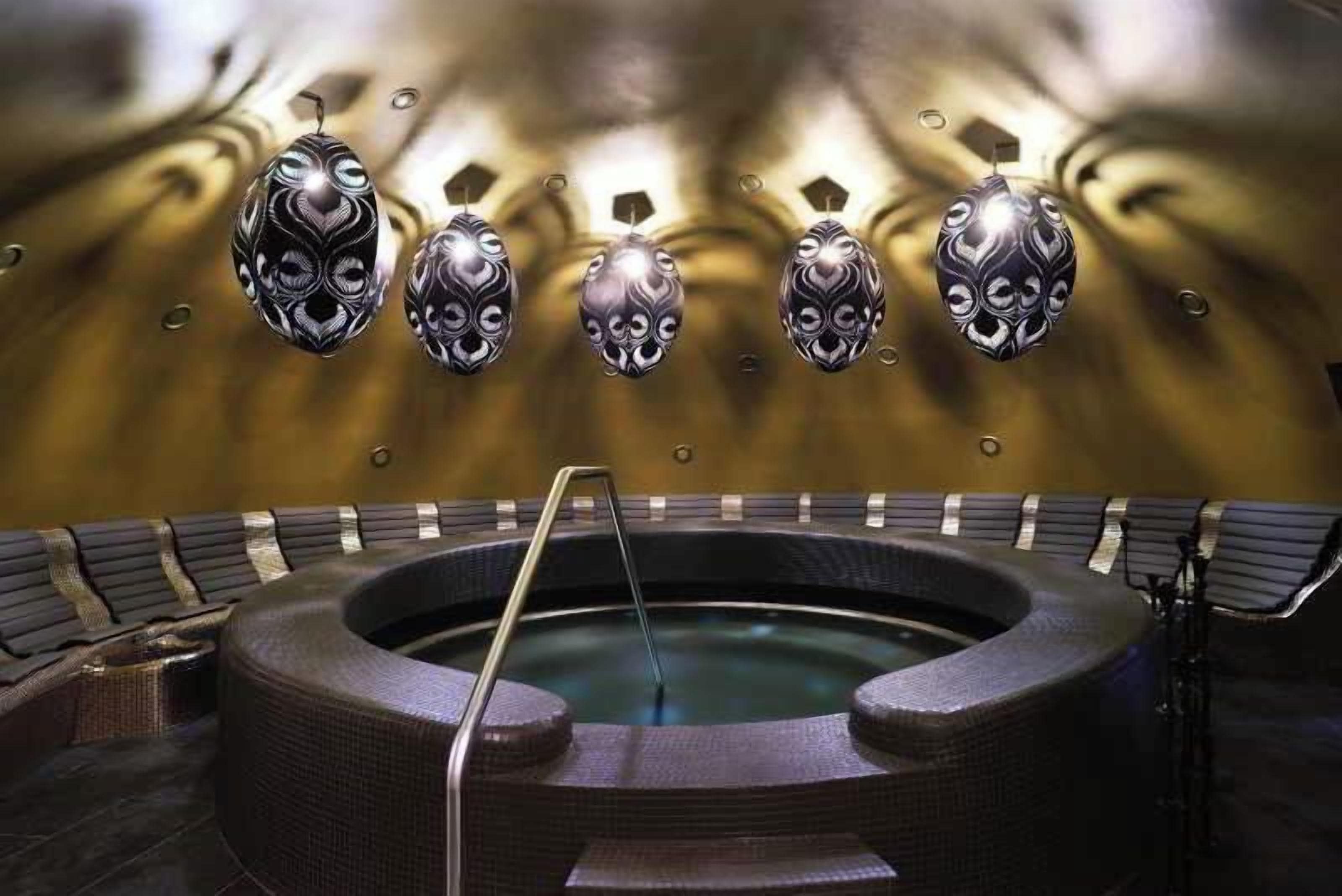 Ein Whirlpool mit kreisförmigem Design und einer Metallleiter.