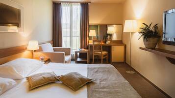 Minibar y caja de seguridad en la habitación