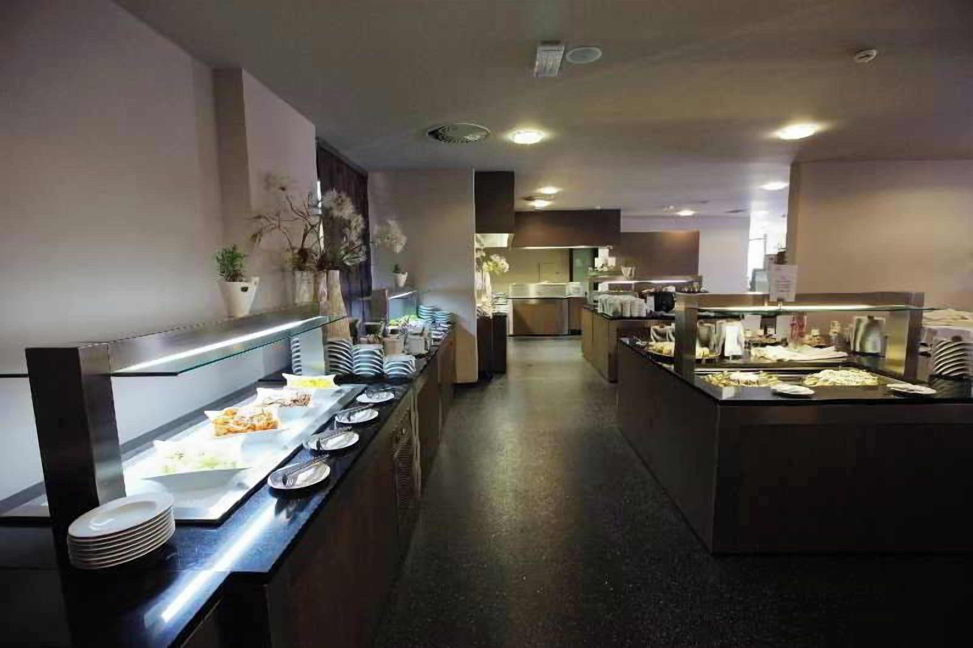Ein reichhaltiges Buffet mit mehreren Servicestationen, einer langen Anrichte und verschiedenen Speisen.