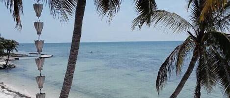 En la playa, camastros y toallas de playa