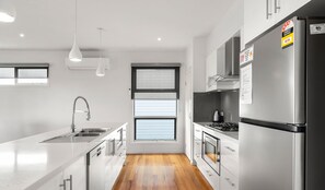 Microwave, high chair - Church St close to Red Rocks beach, large spacious home with 2 living areas (Cowes)