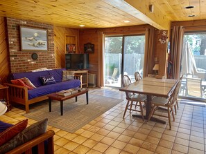 TV connectée, lecteur de DVD, livres