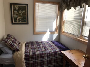 3 bedrooms, iron/ironing board, bed sheets