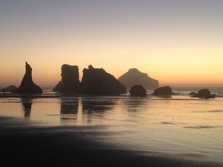 Beach nearby. Cypress Row Vacation Suite in Beautiful Bandon, Oregon