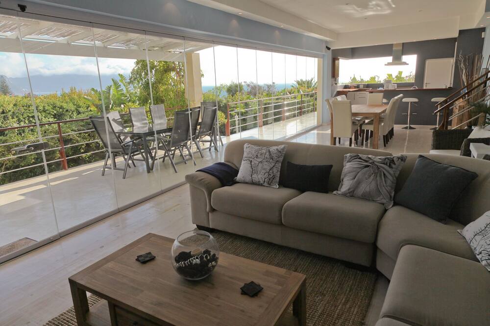 PingusHouse Villa with private Swimming Pool And Garden In Simon's Town