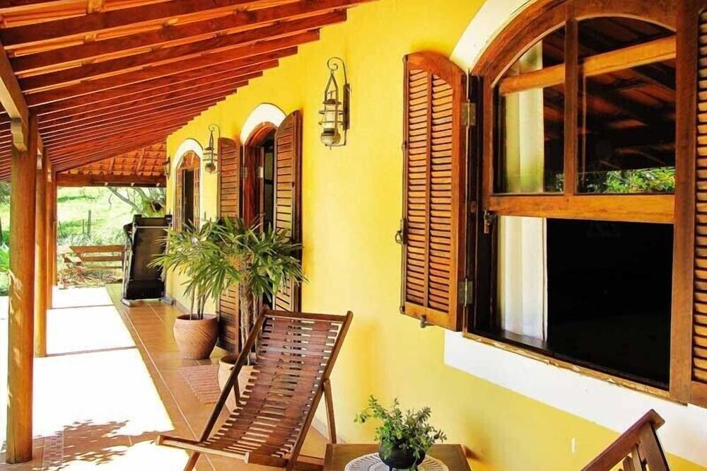 Beautiful Country House in Atibaia with a Great House and Swimming Pool