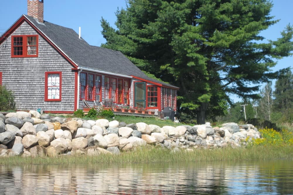 MAINE COAST WATERFRONT Picturesque Heron View Cottage on Machias Bay