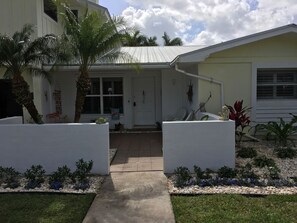 Exterior - Stuart Waterfront Tropical Paradise heated pool. Close to beaches and downtown. (Stuart)