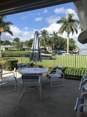 Outdoor dining - Stuart Waterfront Tropical Paradise heated pool. Close to beaches and downtown. (Stuart)