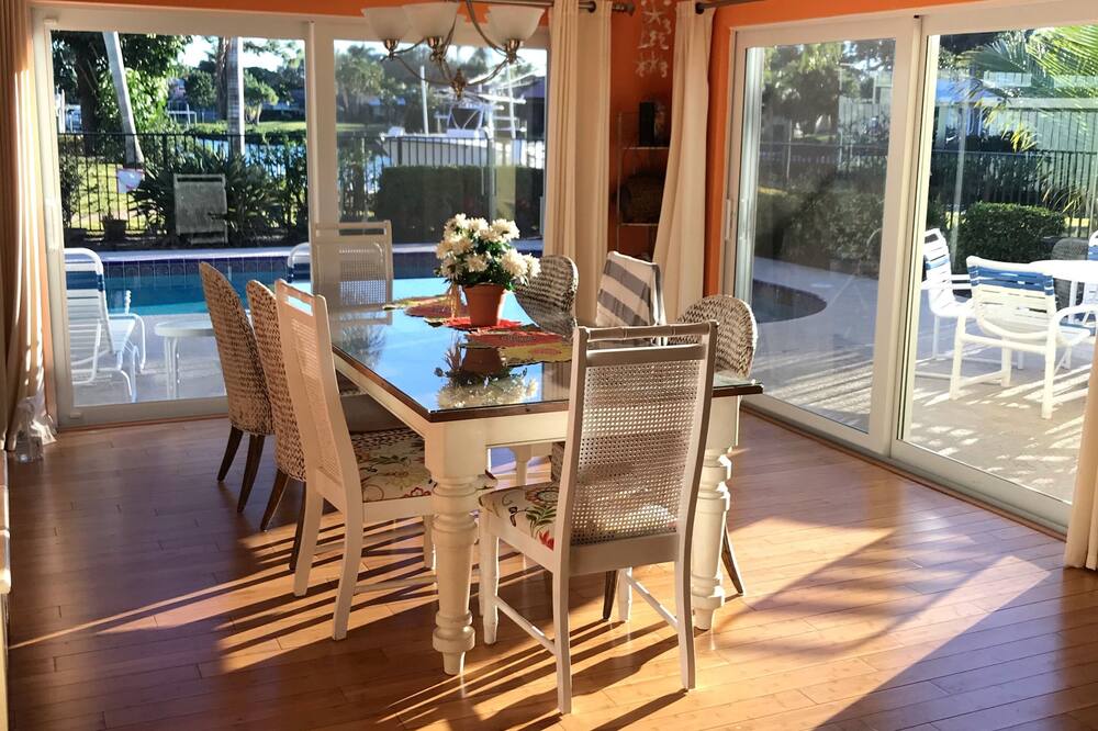 Stuart Waterfront Tropical Paradise heated pool. Close to beaches and downtown.